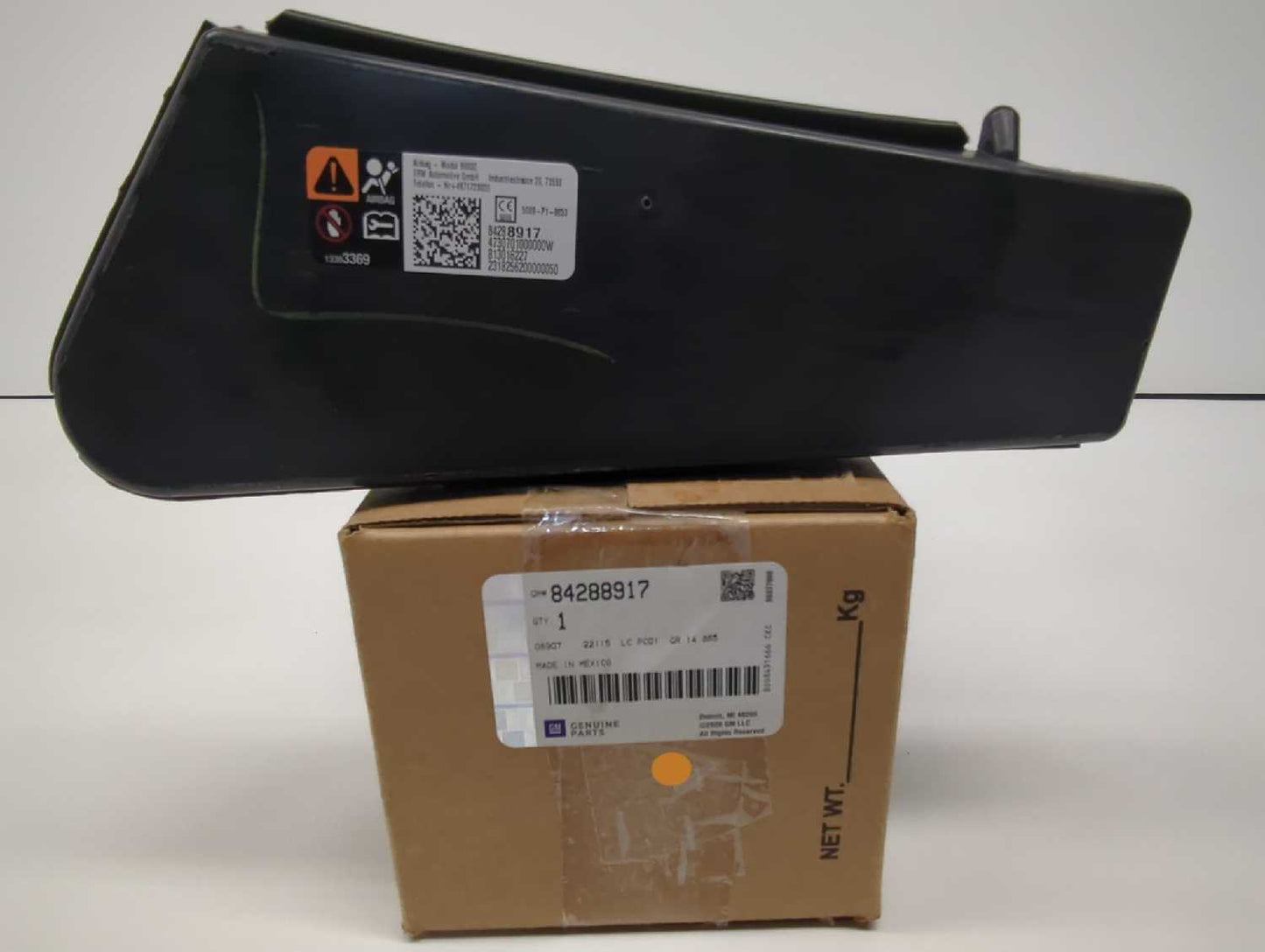New OEM GM Passenger Seat Airbag Right 84288917 2018-2024 Chevy Equinox RH new in box